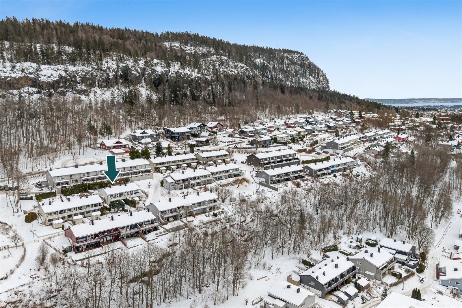 Dette er en bolig som bør passe en barnefamilie perfekt! Umiddelbar nærhet til marka og Kolsåstoppen. Kort vei til Kolsås Senter og Kolsås T-banestasjon. Galleribilde