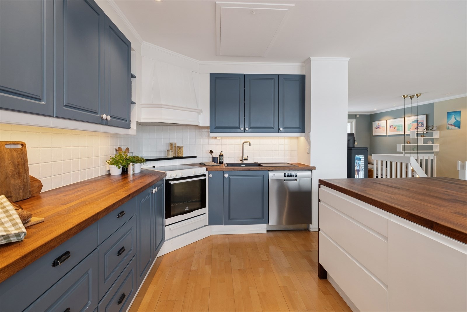 Kjøkkenet ligger i åpen løsning mot stuen og gir en sosial og familievennlig planløsning. Galleribilde