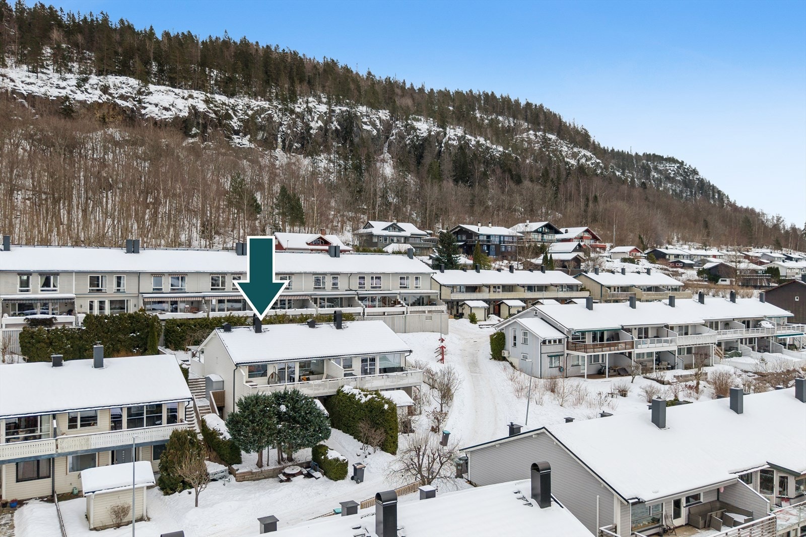 Attraktivt og barnevennlig beliggende i et godt bomiljø på Kolsås. Området er et eldorado for barnefamilier, og er godt tilrettelagt med blant annet flere lekeplasser og bilfrie gangveier. Galleribilde