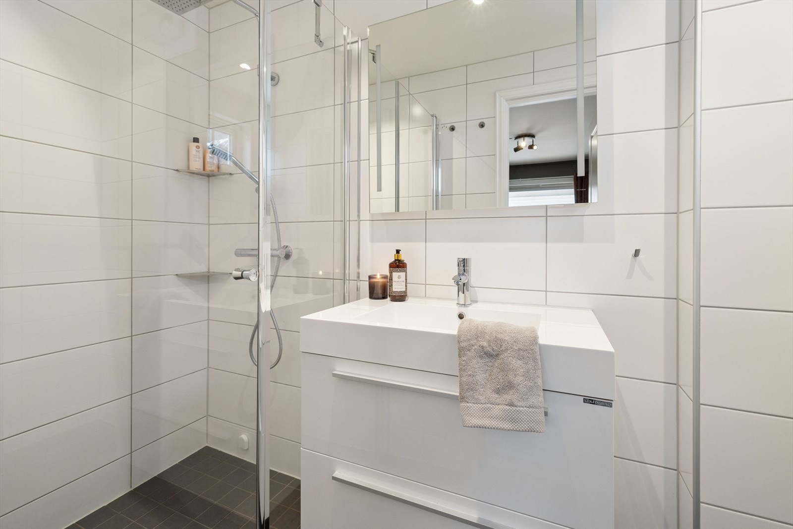 Boligen har to moderne bad, begge totalrenovert i 2017 med ny membran og oppgraderte røropplegg. Galleribilde