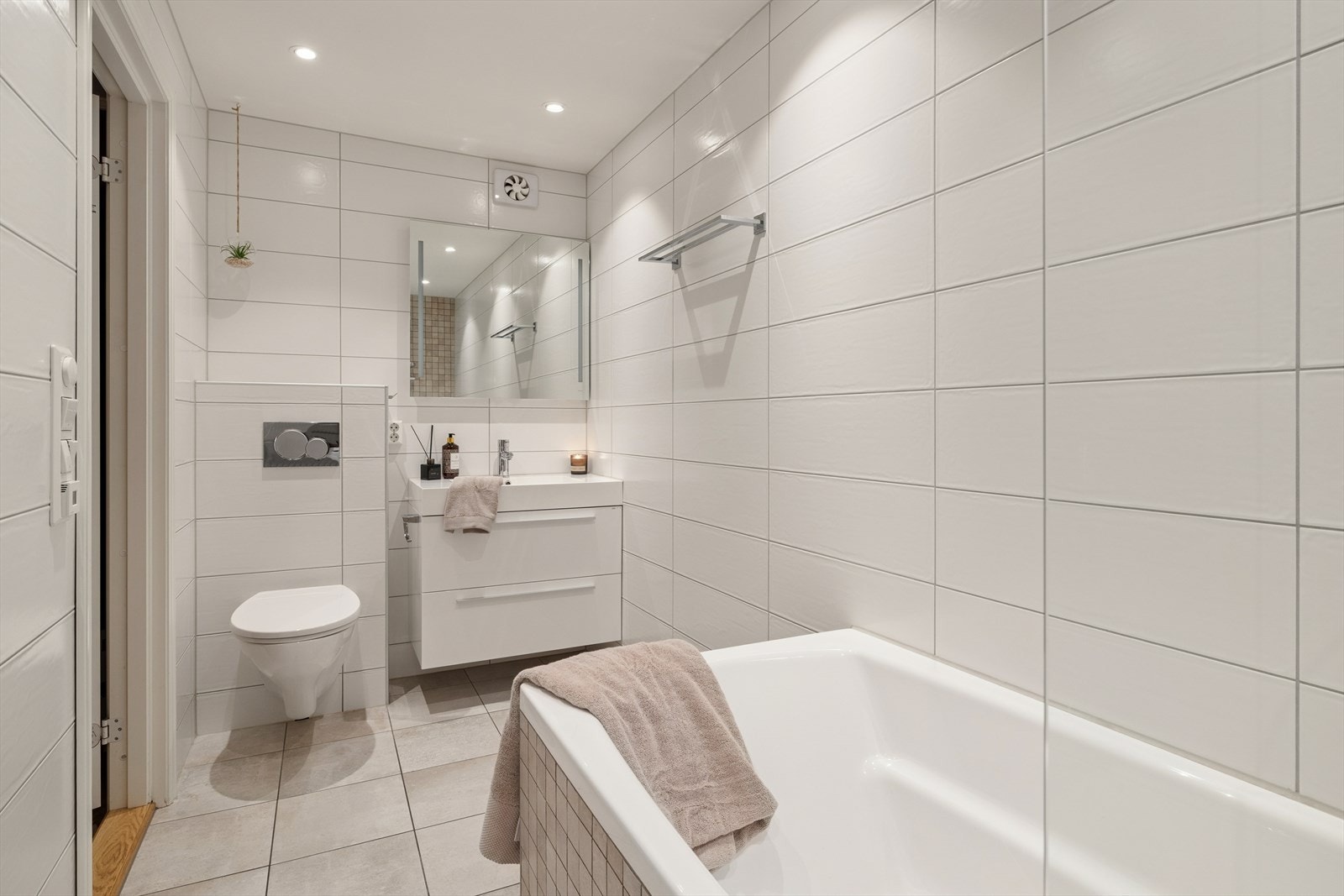 Begge bad har flislagte overflater og elektriske varmekabler i gulv for ekstra komfort. Galleribilde