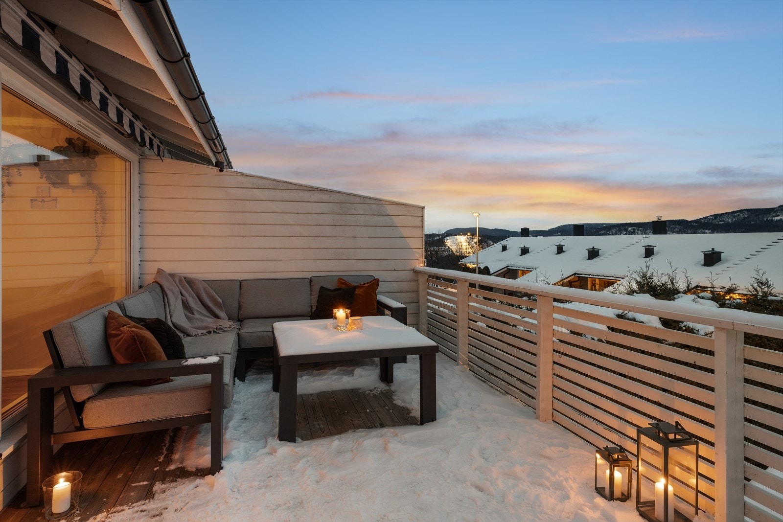 Du har to solrike uteplasser med en en romslig balkong på 21 m² i front av boligen med supre solforhold og vidstrakt utsikt, samt en usjenert terrasse på hele 40m². Galleribilde