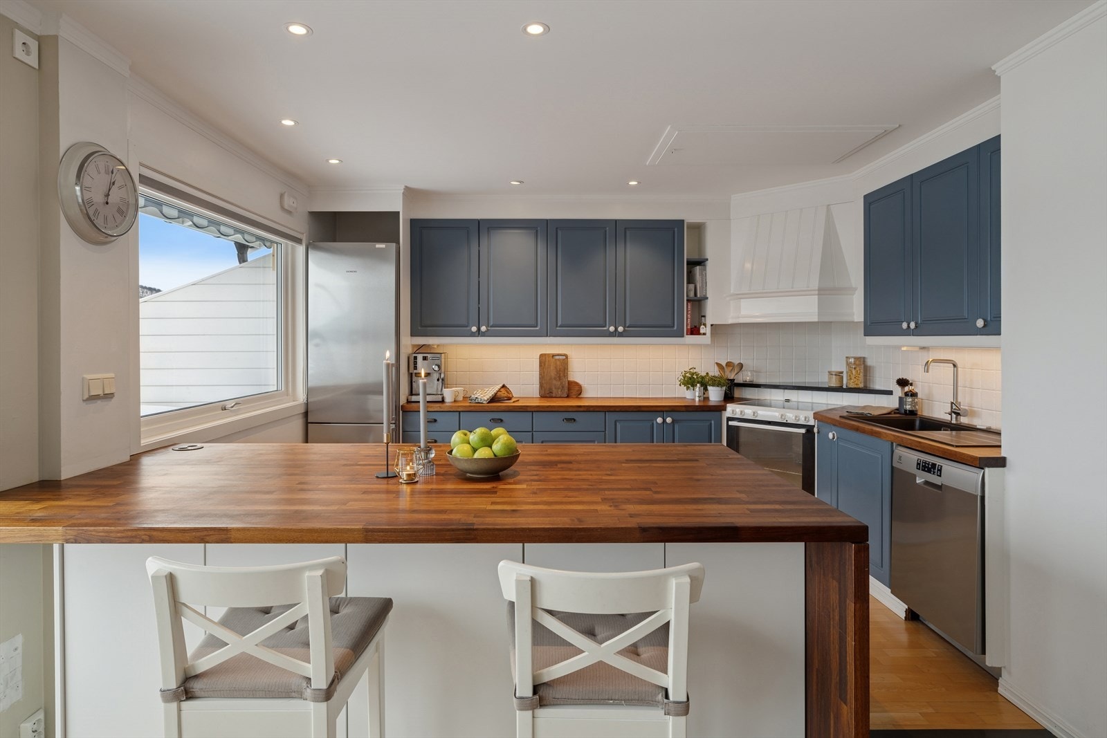 Kjøkkenet har god skap- og benkeplass, kjøkkenøy som naturlig avgrenser rommet, og ventilator med avtrekk gjennom yttertak. Se punktet "Innbo og løsøre" vedrørende hva av hvitevarer som medfølger boligen. Kjøleskap kan følge med etter avtale. Galleribilde