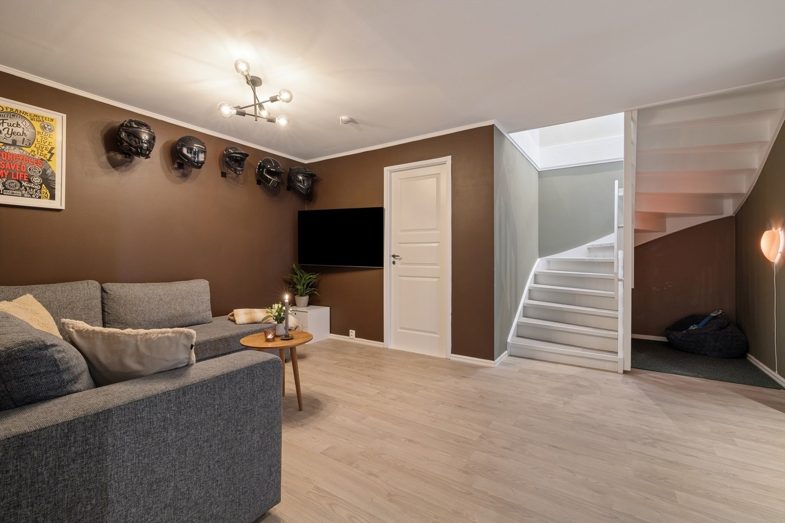 I boligens underetasje får du en romslig stue/allrom perfekt for store og små. Galleribilde