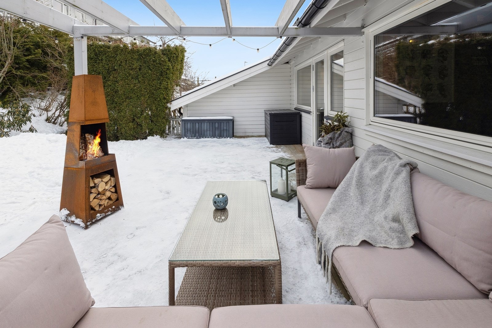 En perfekt uteplass som gir en naturlig utvidelse av boligen store deler av året. Galleribilde