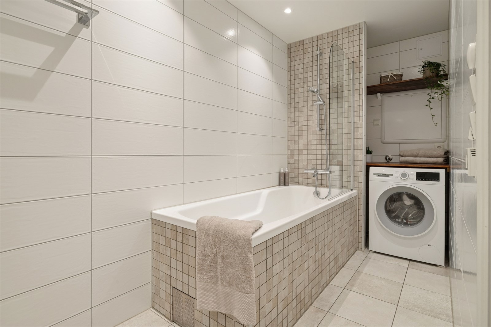 Badet i underetasjen har badekar, servantinnredning, vegghengt klosett samt opplegg for vaskemaskin. Galleribilde