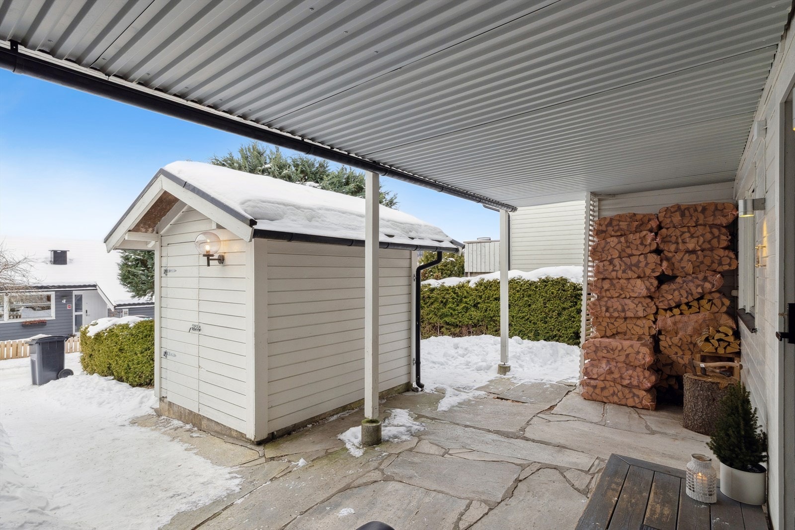 Adkomst og inngangsparti er pent belagt med skifer, og ved inngangspartiet finner du også en praktisk ekstern bod på ca. 5 kvm. Galleribilde