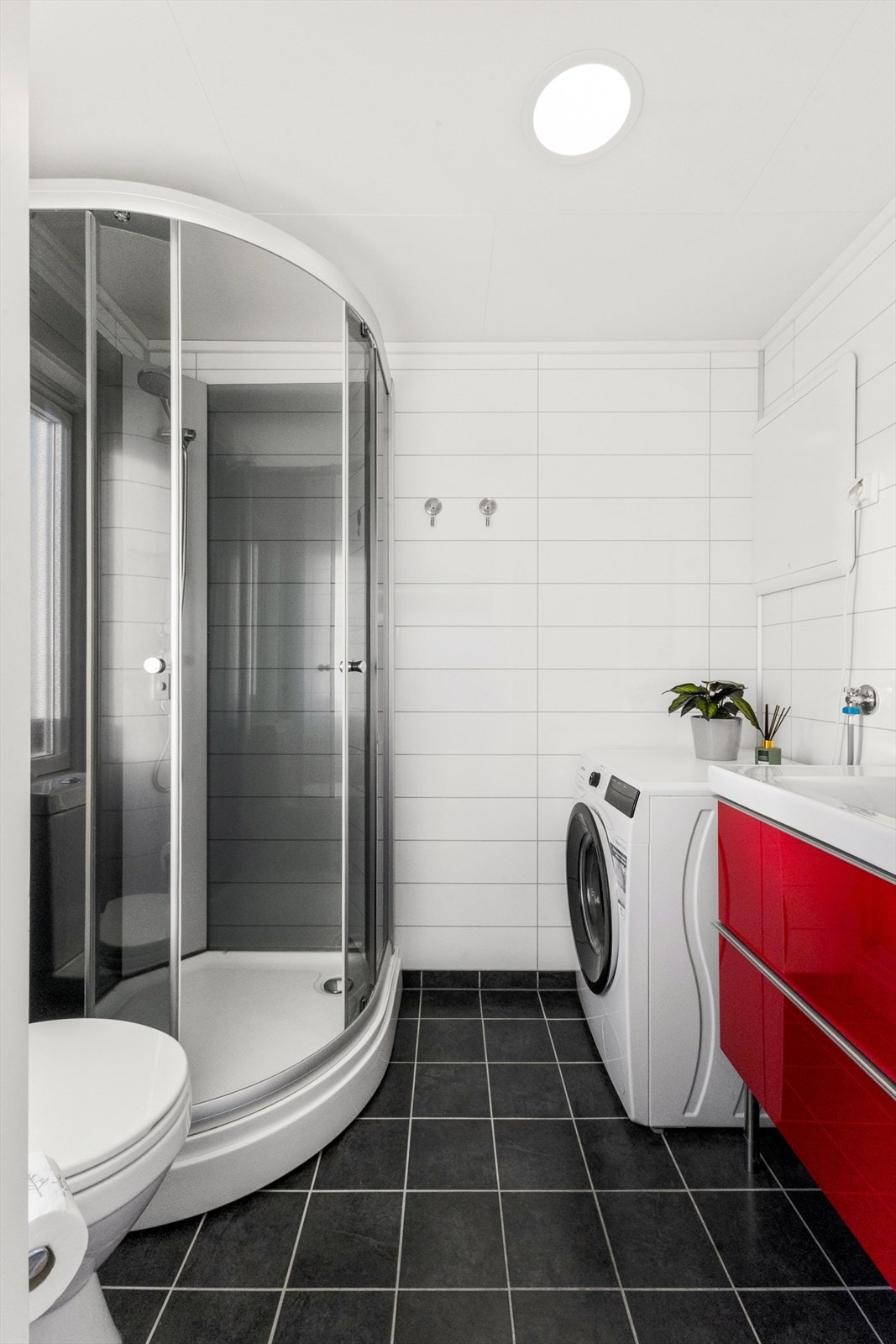 Hybel 1 - bad/wc. IKEA baderomsinnredning med heldekkende servant, dusjkabinett og gulvmontert wc med innebygget sisterne. Galleribilde