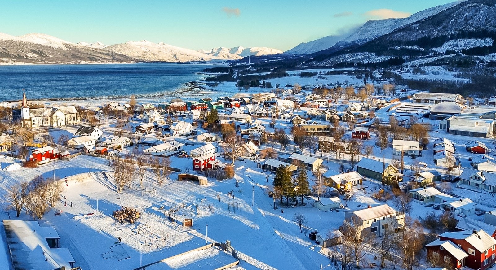 Tomten er romslig, og her er det aller meste man har behov for kun innen en radius av 1km fra eiendommen. Galleribilde
