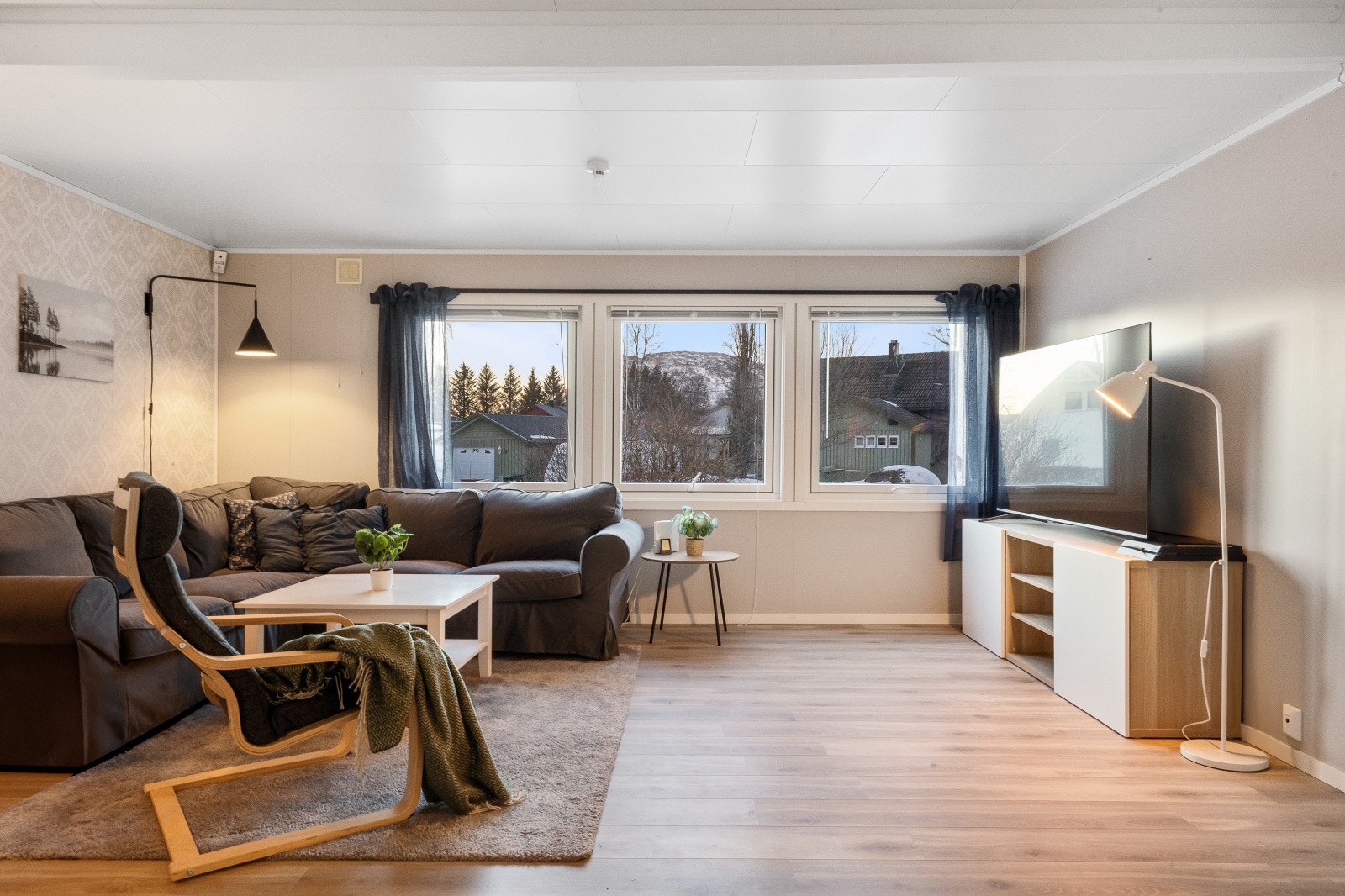 Modernisert el-anlegg med 3 sikringsskap med automatsikringer. El-installasjonen i stuer (kabler) er fra 1996, øvrige el-installasjon er fra 2016/2017 Galleribilde