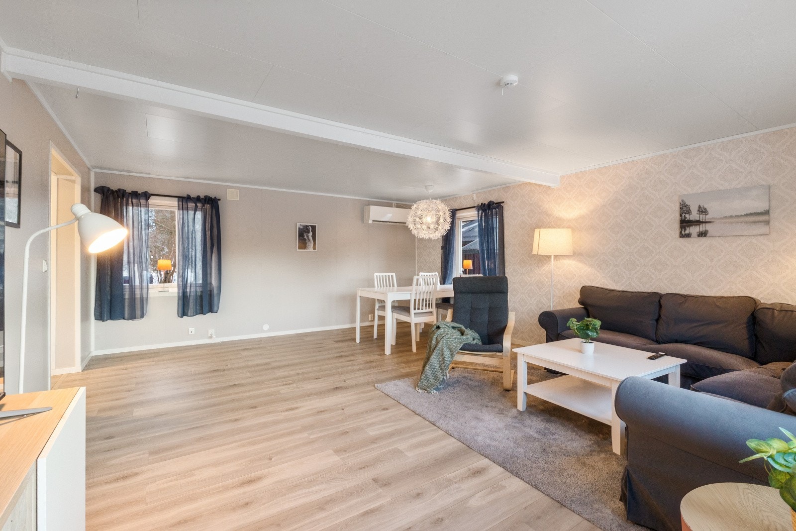 Stue i hoveddel - 1. etasje. Her har du flere møbleringsmuligheter. Det er installert varmepumpe her. Galleribilde