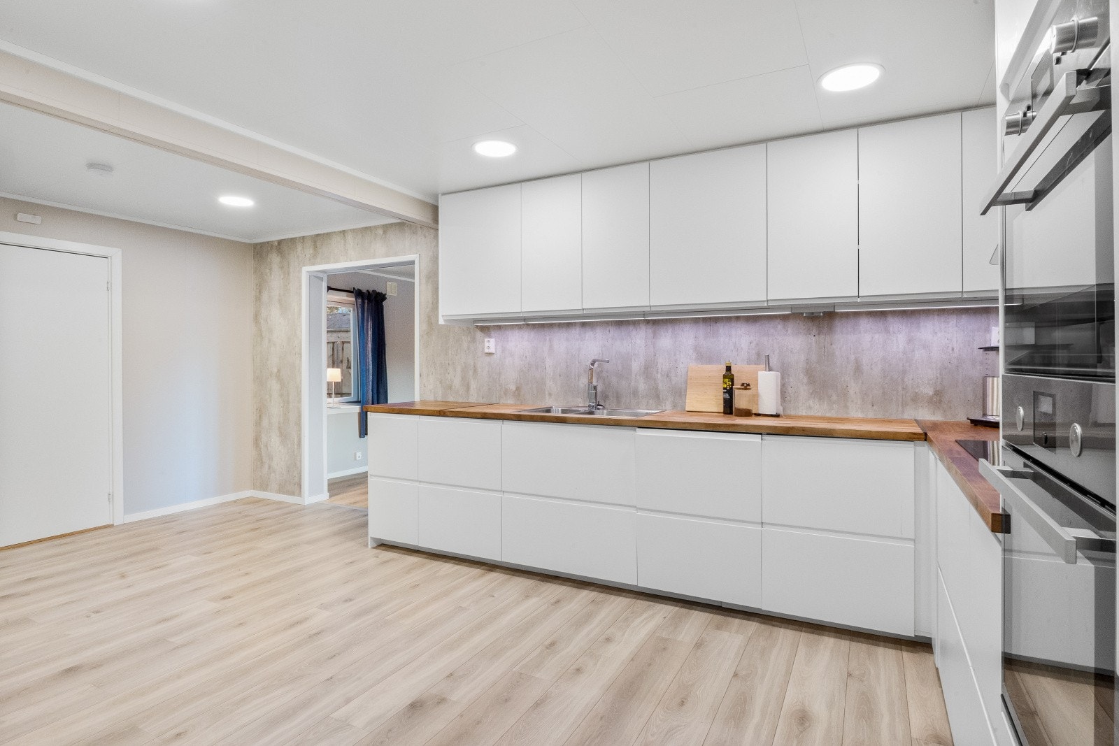 LED belysning under overskap. Kitchenboard mellom overskap og kjøkkenbenk. Galleribilde