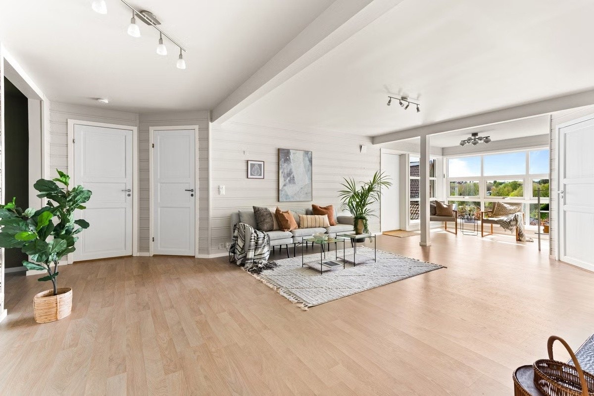 Stue har store vinduer som slipper inn mye naturlig lys Galleribilde