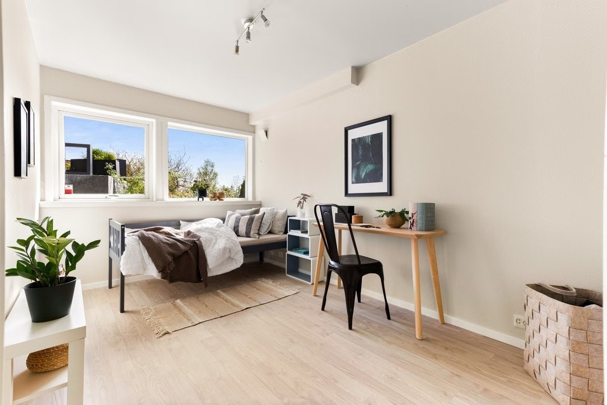 Soverom 2 som inkludere ett garderobeskap. God plass til dobbeltseng. Galleribilde