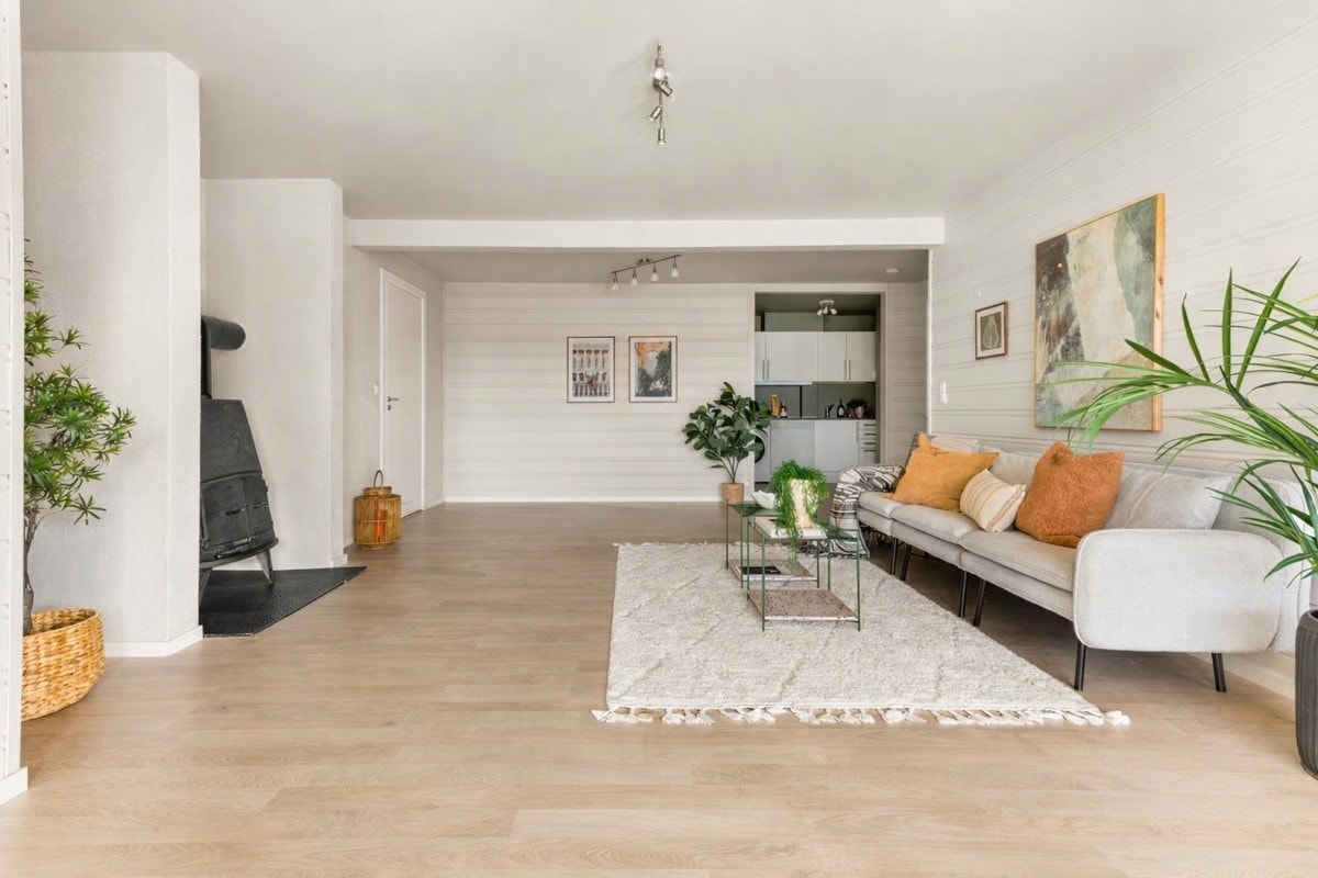 Stue med god plass til sofaløsning og spisebord Galleribilde