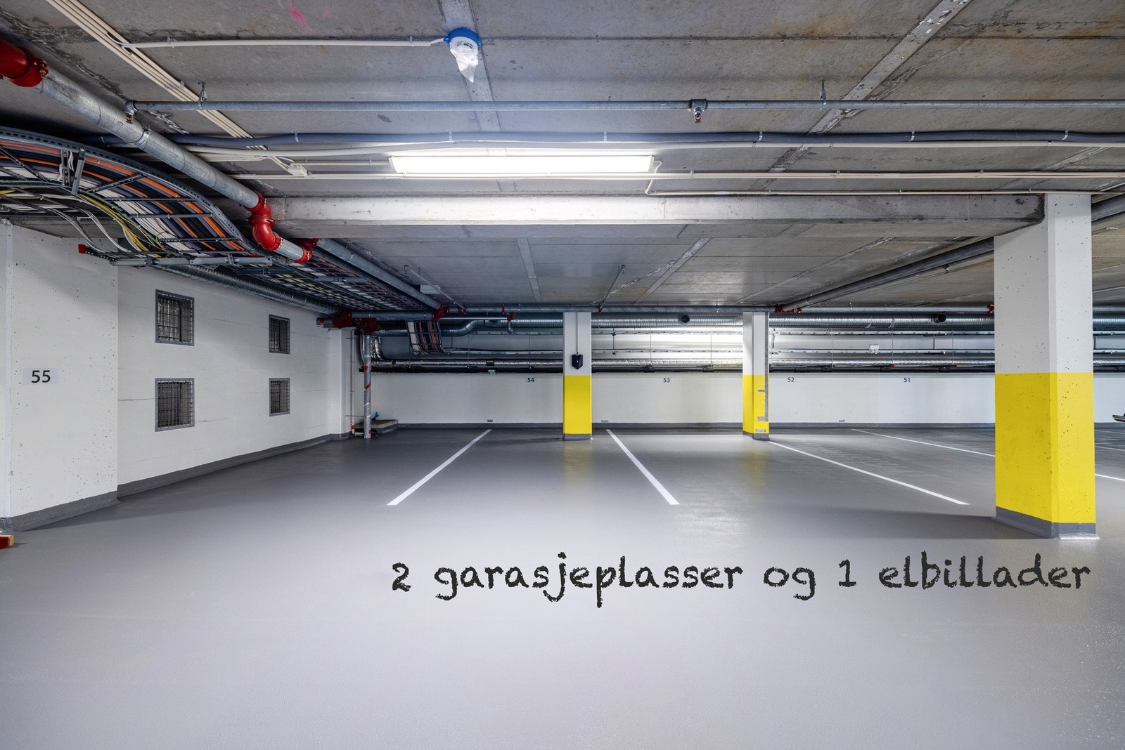 To faste parkeringsplasser (53 og 54) i felles garasje.
Eget ladepunkt, praktisk montert mellom plassene Galleribilde