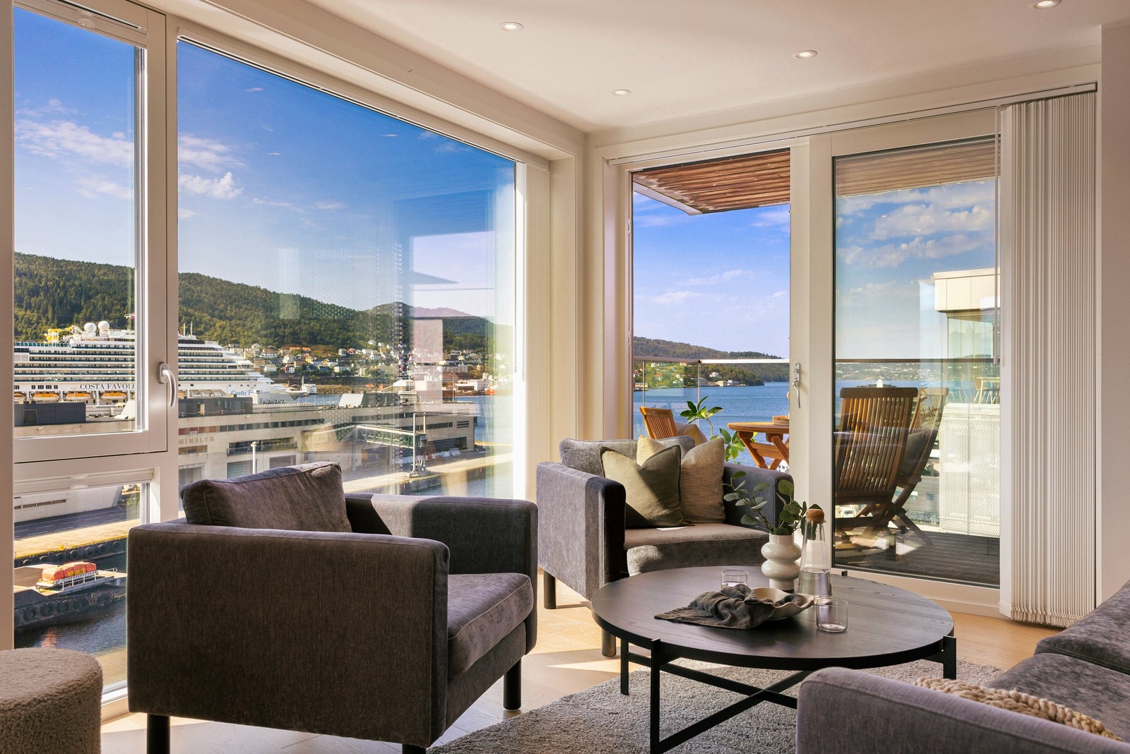 Oppholdsrom med flott utsikt og rikelig dagslys Galleribilde