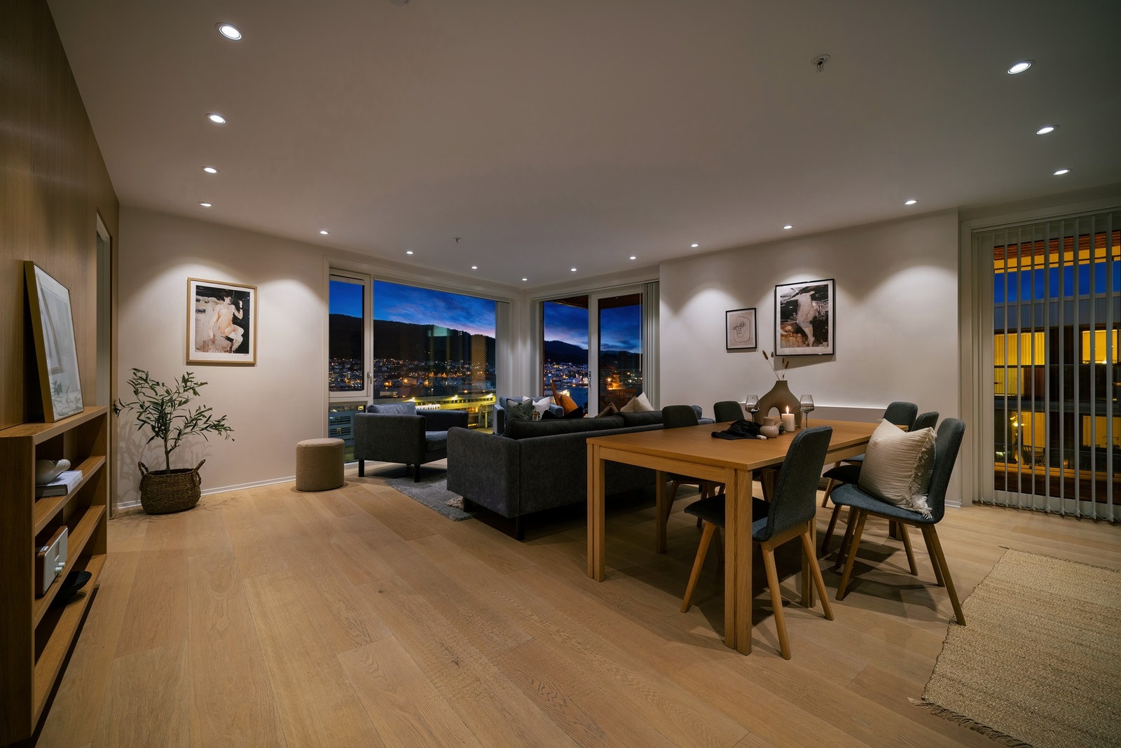 Store vindusflater skaper et lyst og luftig oppholdsrom Galleribilde