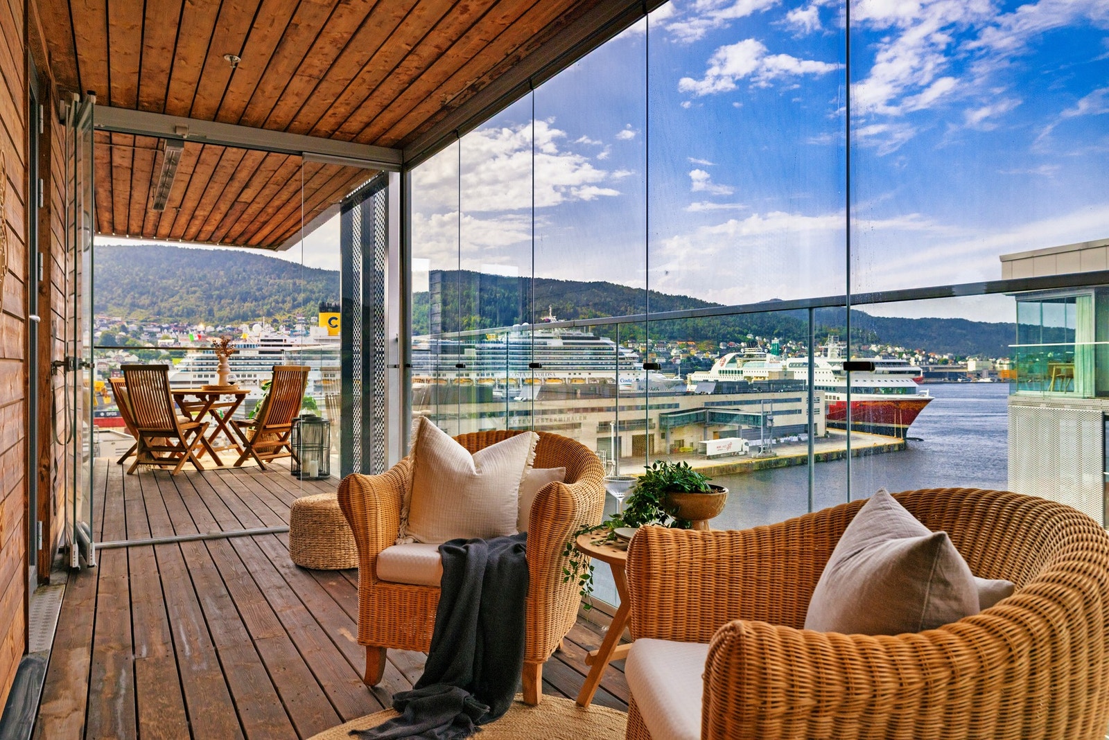 Sjøutsikt og bypanorama - en utsikt som endrer karakter gjennom døgnet Galleribilde