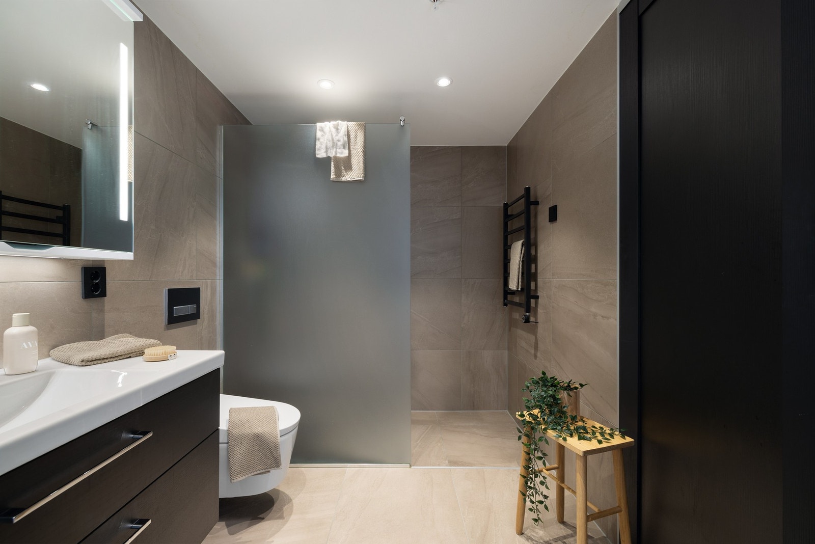 Bad med moderne materialvalg som skaper en behagelig atmosfære Galleribilde