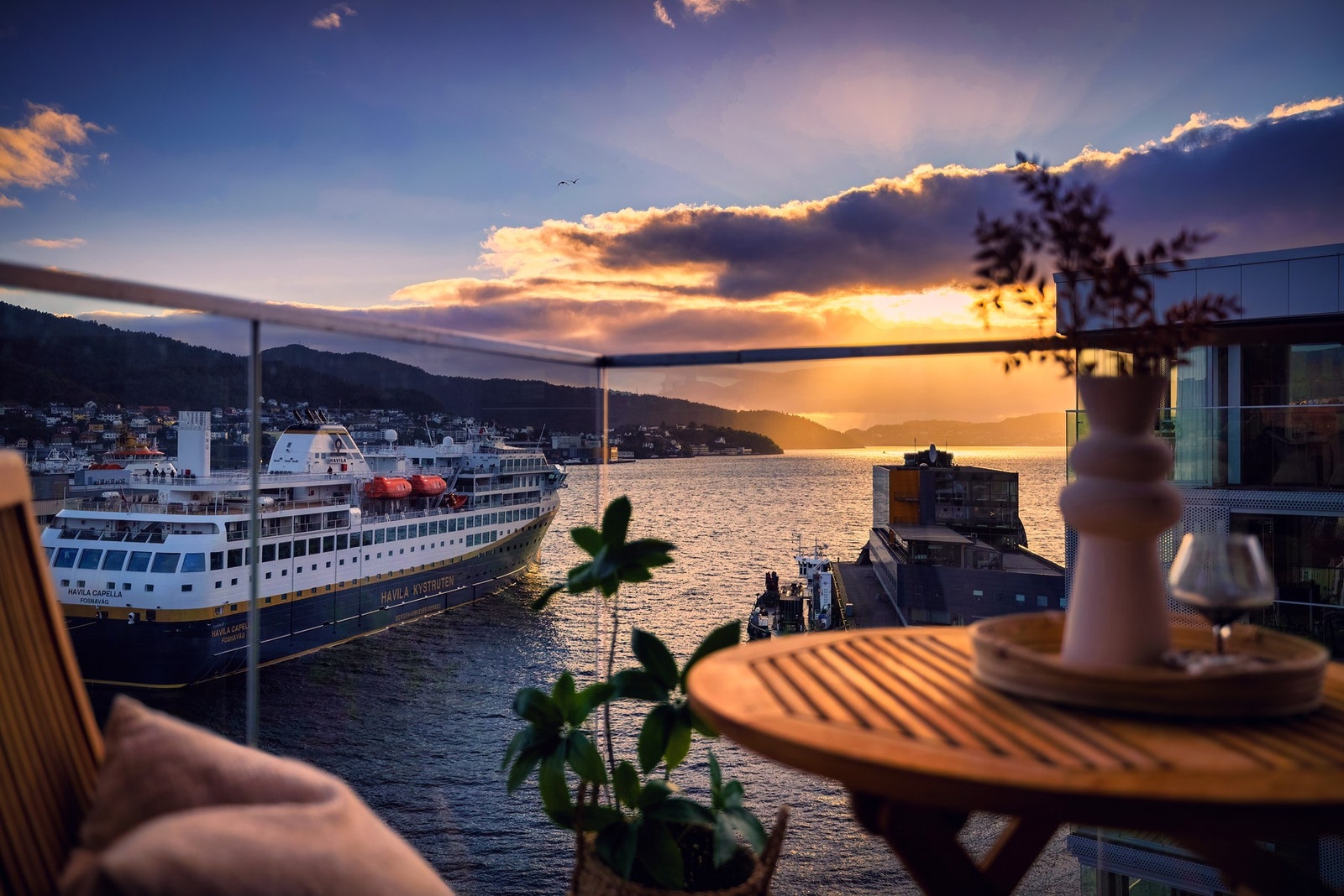 Solnedgang gir et unikt lys over leiligheten Galleribilde