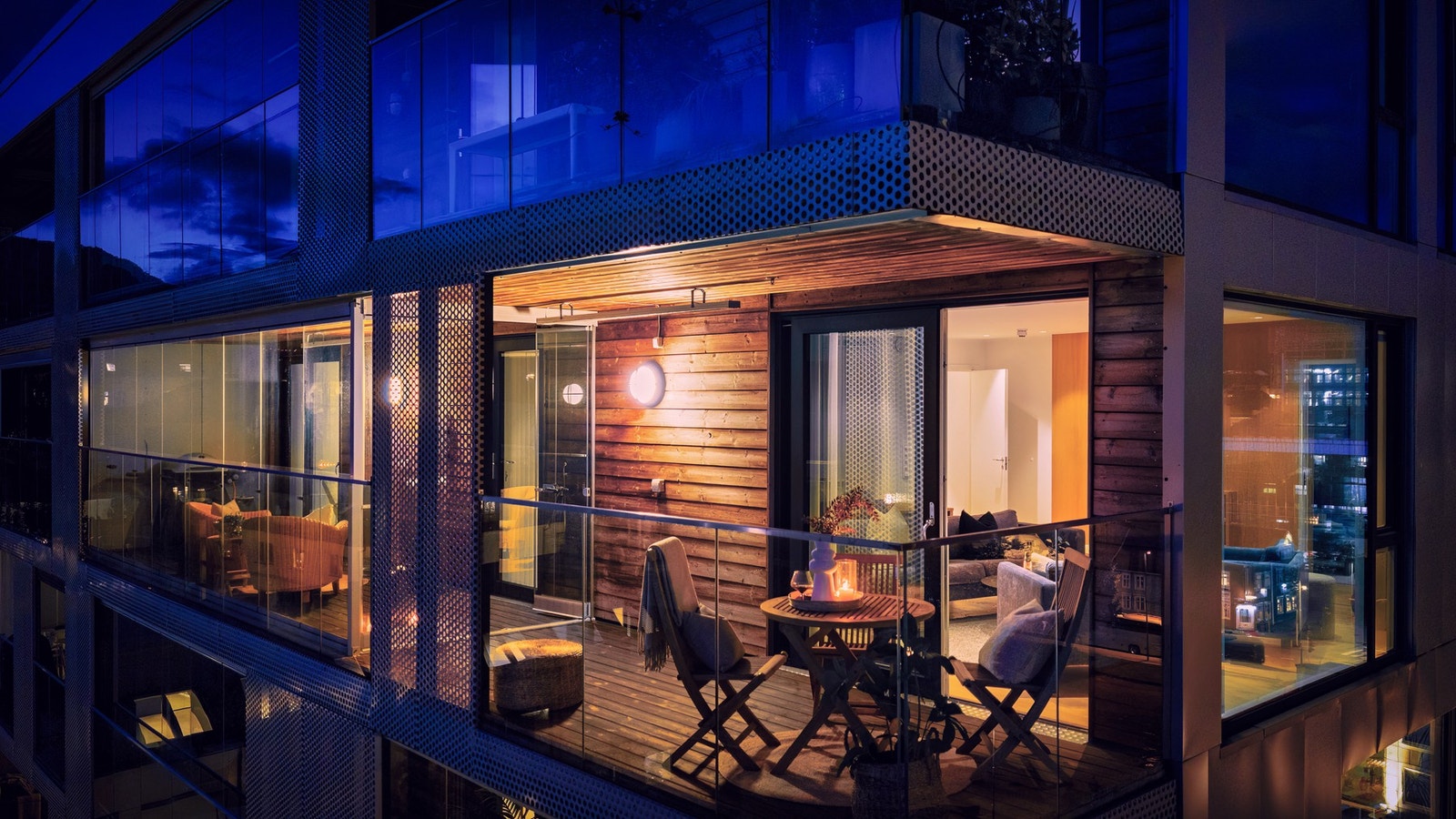 Romslig uteplass med plass til både lounge- og spisegruppe Galleribilde