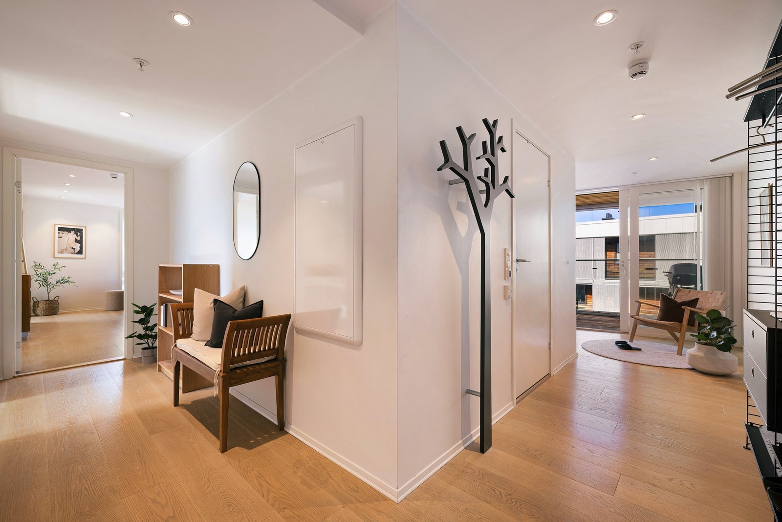 Oversiktlig hall med gode romforløp Galleribilde