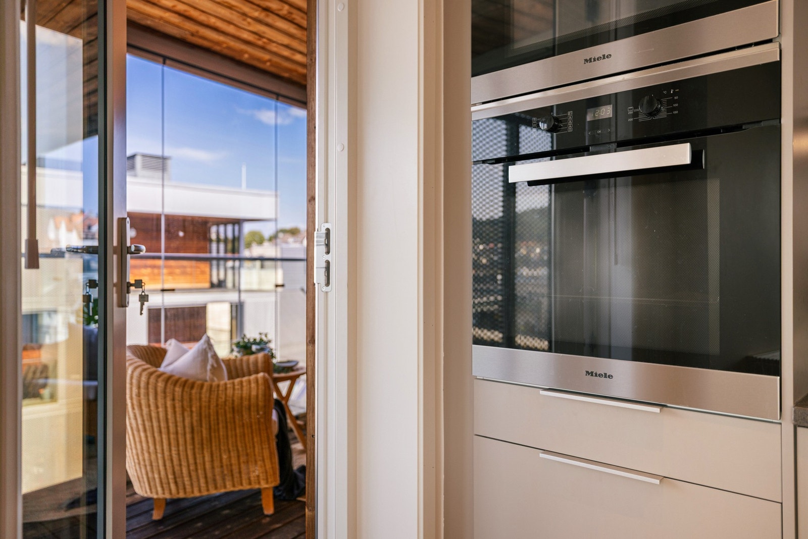 Åpen løsning som knytter kjøkken, stue og balkong sammen Galleribilde