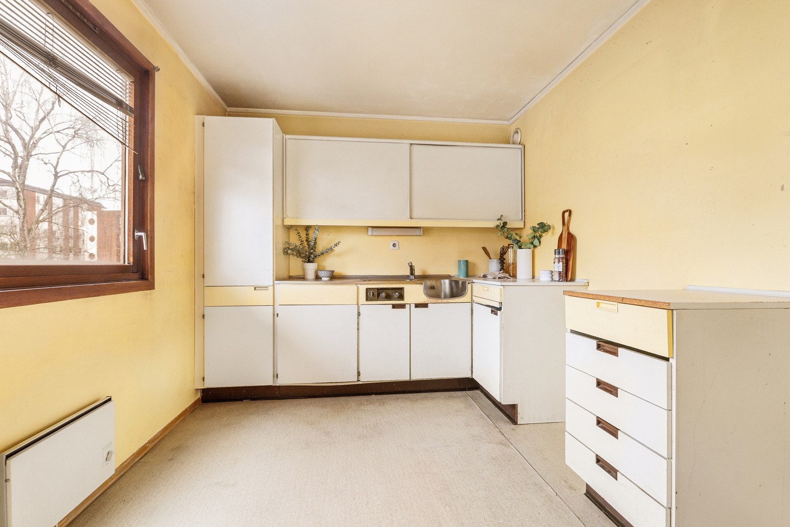 Eldre kjøkken med malte overflate, laminert benkeplate med dobbel oppvaskkum med svingbart blandebatteri Galleribilde