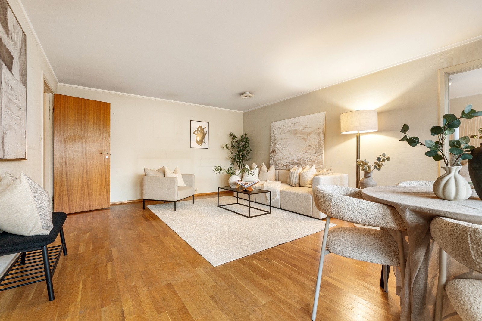 Fra stuen er det utgang til en romslig balkong på 7 kvm Galleribilde