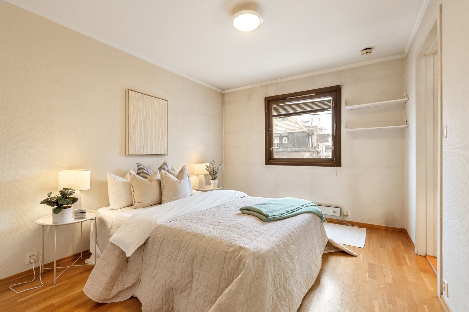 Romslig soverom med god plass til dobbeltseng og garderobeskap Galleribilde