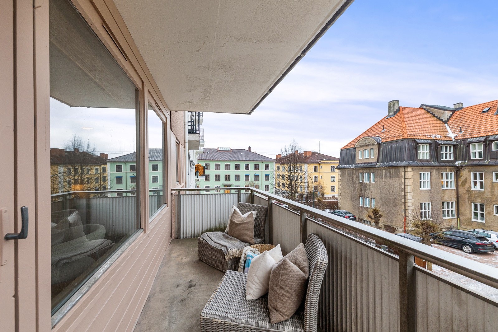 Balkongen er sydvestvendt og nyter gode solforhold Galleribilde