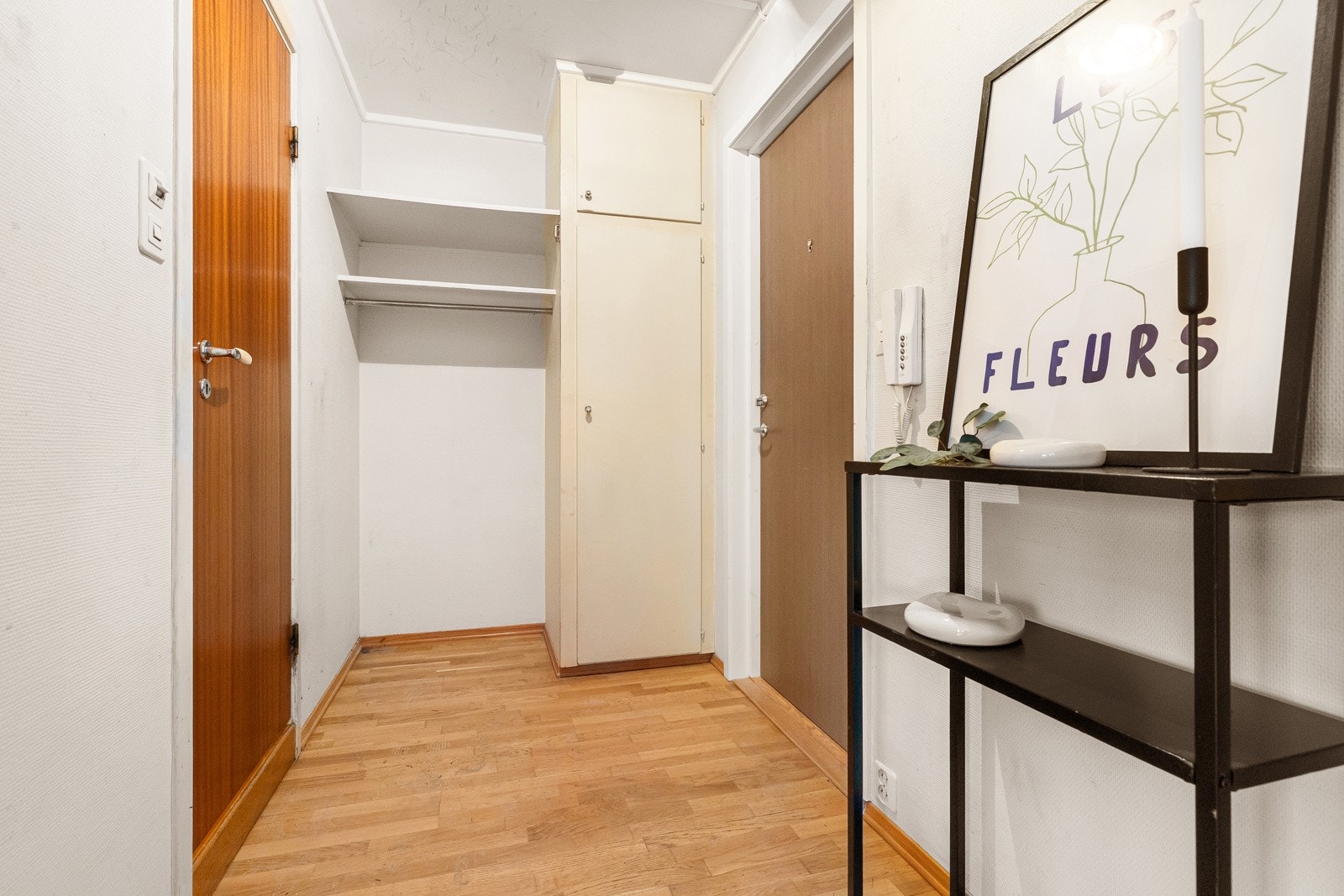 Leiligheten har en god intern beliggenhet i byggets 2. etasje, med heis direkte til leilighetsplan Galleribilde