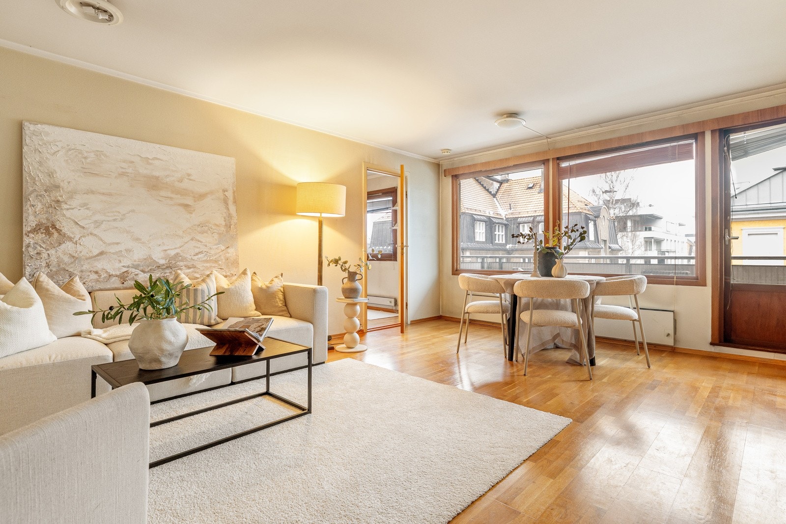 Lys og romslig stue med rikelig plass til sofagruppe og øvrig møblement Galleribilde