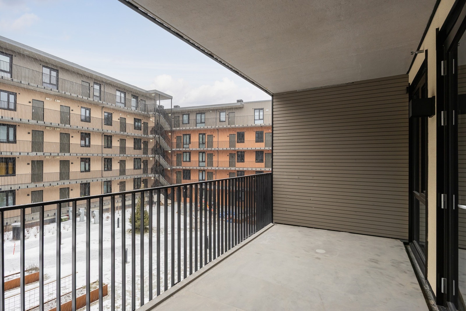 Boligen har en ypperlig terrasse på 12,5 kvm som er solvendt inn mot en rolig og skjermet bakgård. Galleribilde