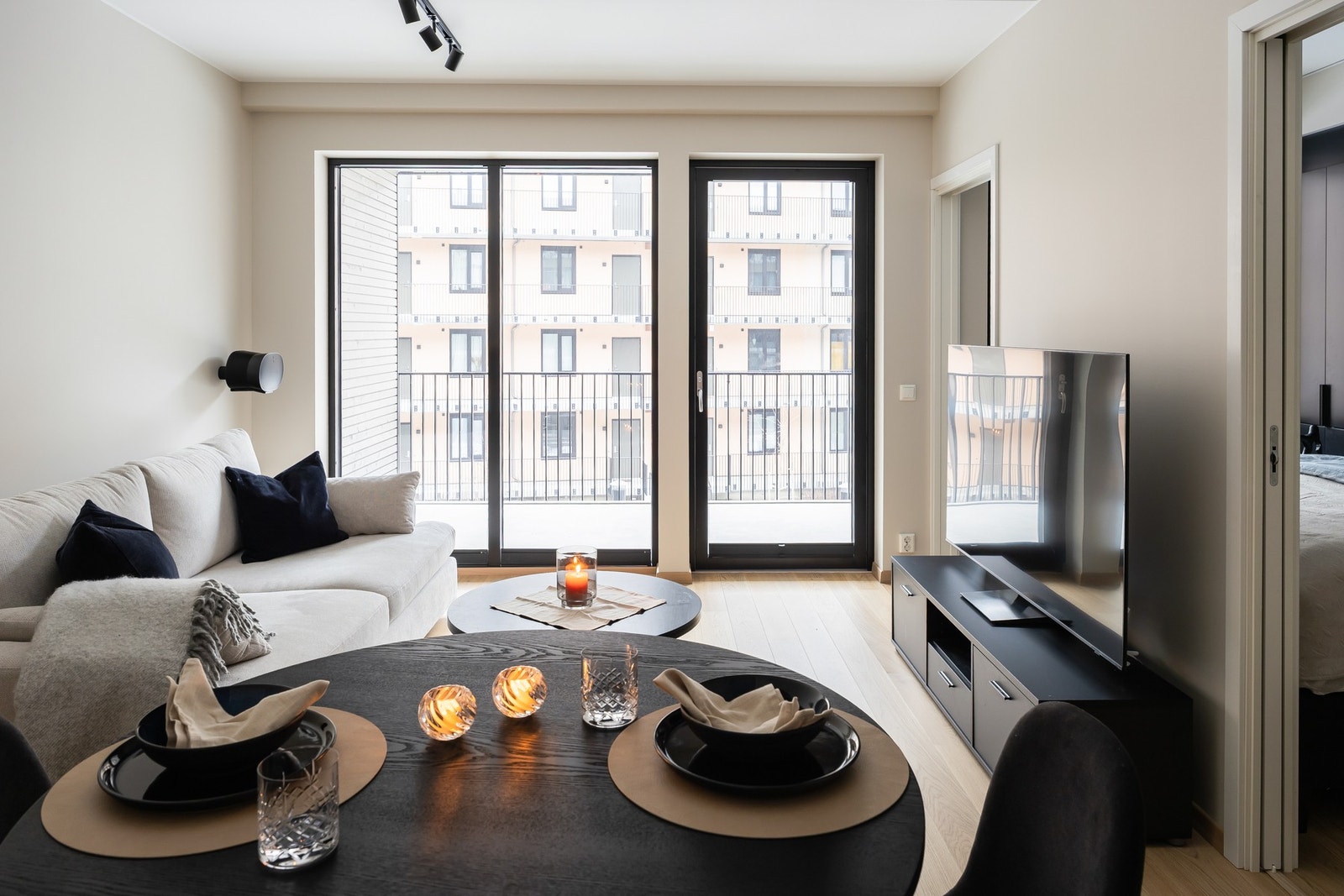 Strøken og moderne 2-roms fra 2025 med tiltalende standard og utsøkt beliggenhet i et rolig og sentralt felt. Galleribilde