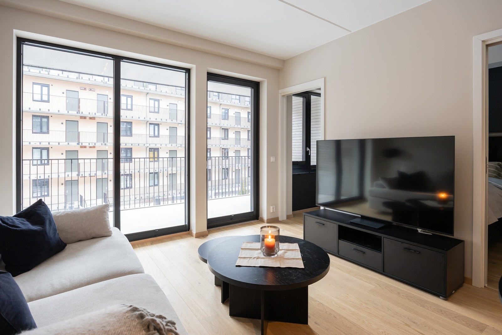 Lekker stil med nordisk preg med 1-stavs eikeparkett på gulv, slette overflater og generøse vindusflater for godt innlys Galleribilde