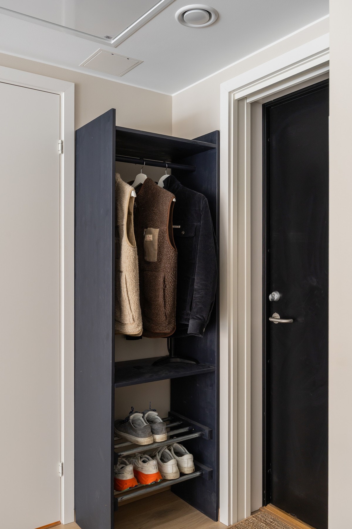 Praktisk entré med tilpasset garderobeløsning. For øvrig privat bod i kjeller som følger med boligen. Galleribilde