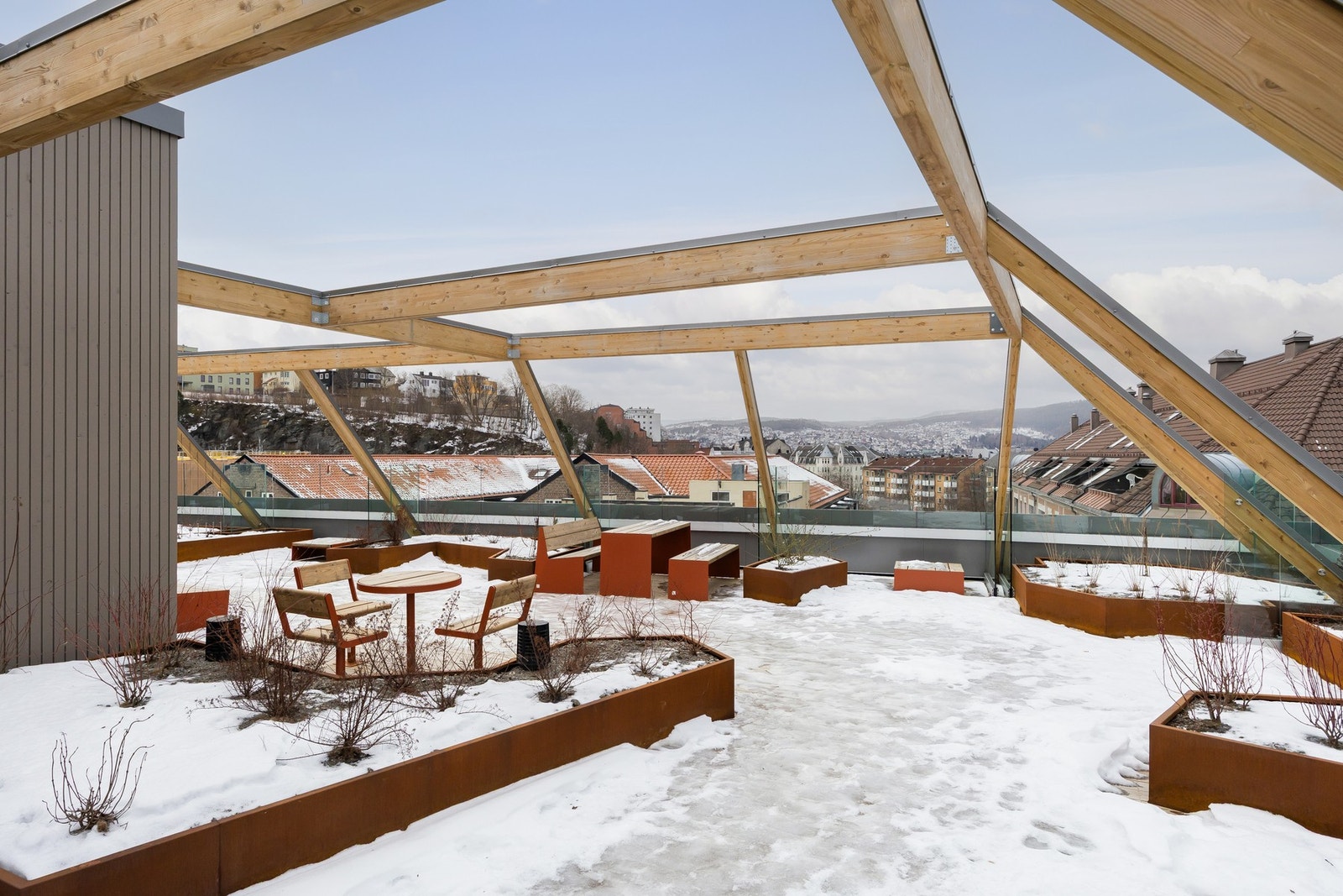 Majestetisk fellesterrasse på toppen av bygget med hyggelige sittegrupper og flott utsikt. Galleribilde