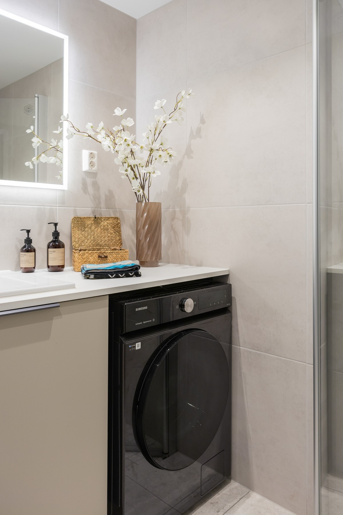 Tilpasset innredning med overliggende benkeplate, og opplegg for vaskemaskin. Galleribilde