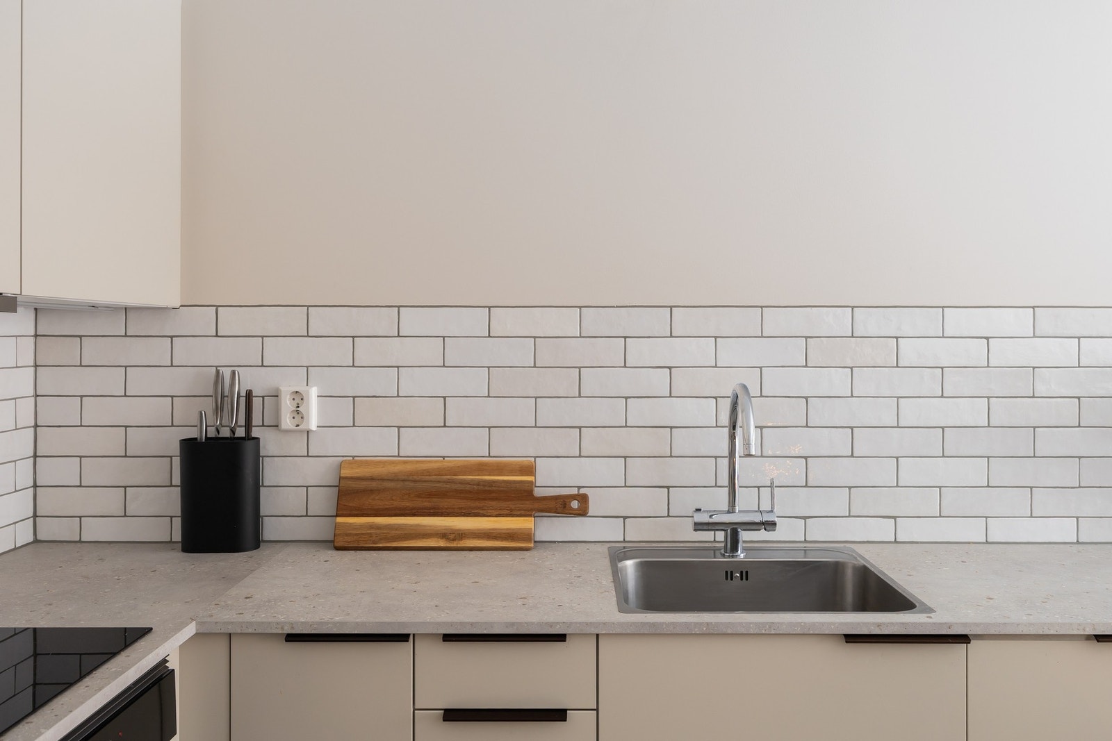 Kledelig flis over benkeplata, og rikelig med skap- og lagringsplass. Galleribilde