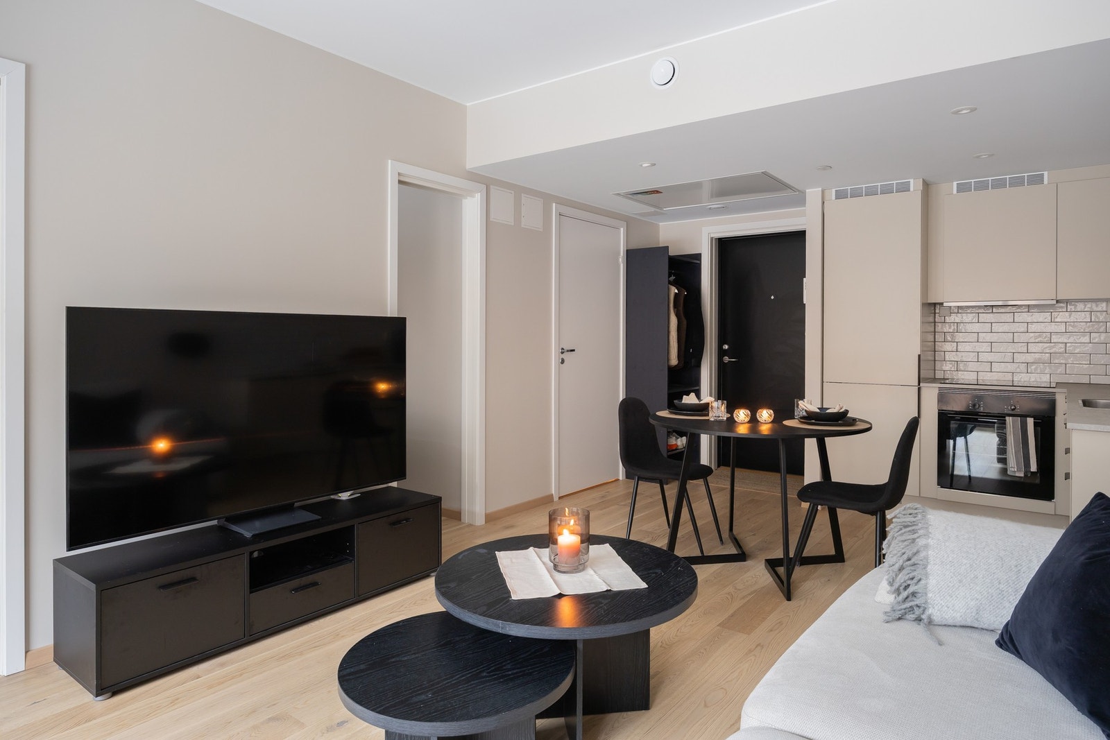 Boligen har en utvidet takhøyde og en funksjonell planløsning som gir svært god romfølelse og bruksverdi. Galleribilde