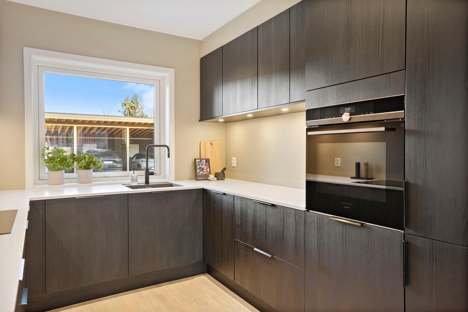 Kjøkkeninnredningen fra HTH er moderne og delikat, noe som passer boligen godt. Galleribilde