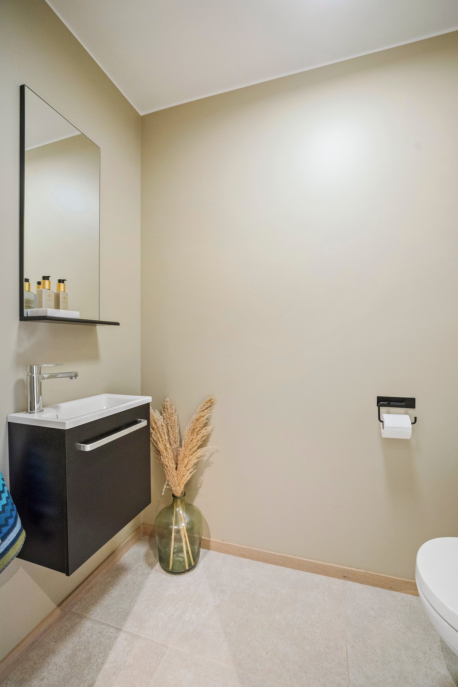 Tilliggende entreen har huset et praktisk gjestetoalett med gulvvarme og vegghengt wc. Galleribilde