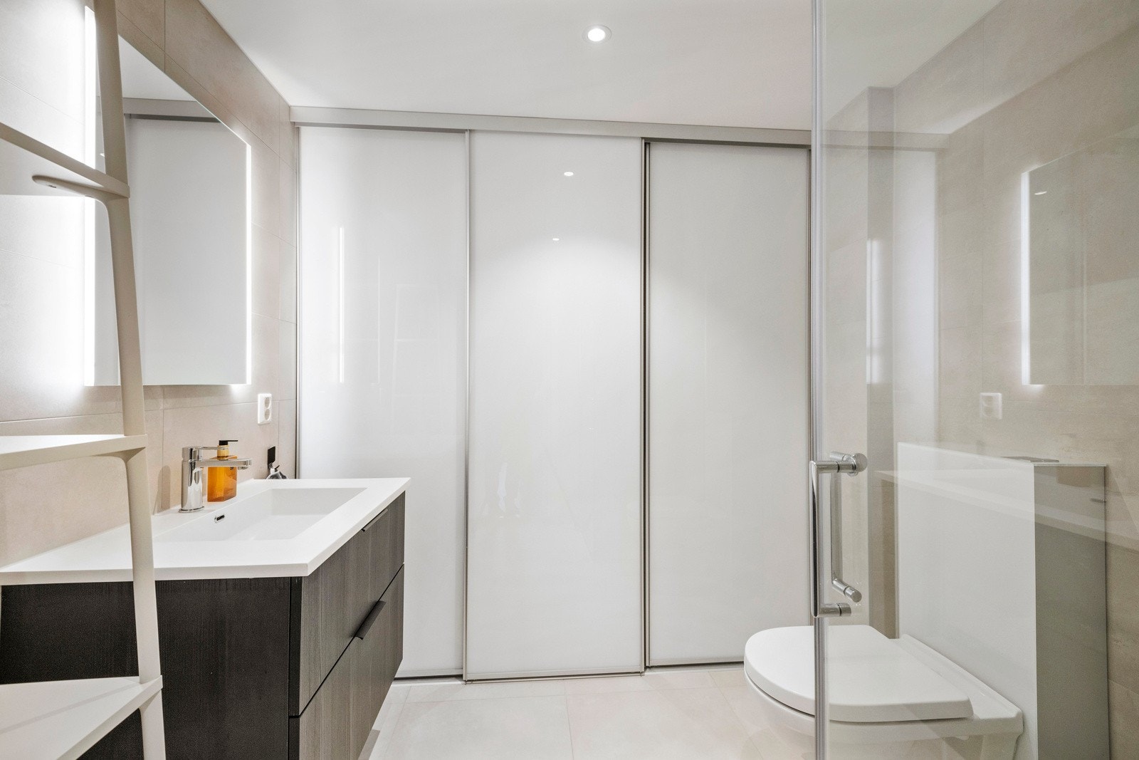 Badet ligger i 2. etasje, lekkert innredet med store, delikate fliser i duse gråtoner. Galleribilde