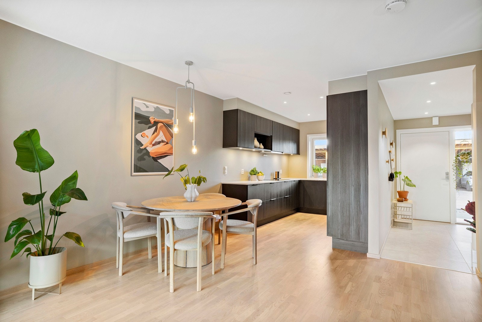 Stuen er naturlig inndelt i ulike brukssoner, og det passer utmerket å innrede med spisebord utenfor kjøkkenet. Galleribilde