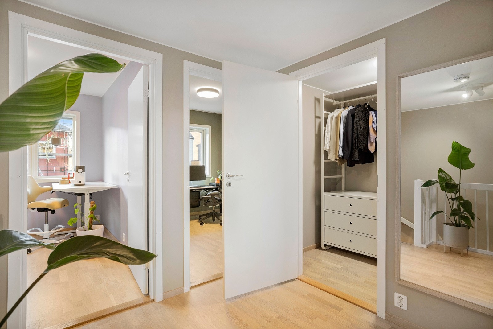 I 2. etg. er det tre gode soverom, delikat flislagt bad/vaskerom og klesrom. Galleribilde