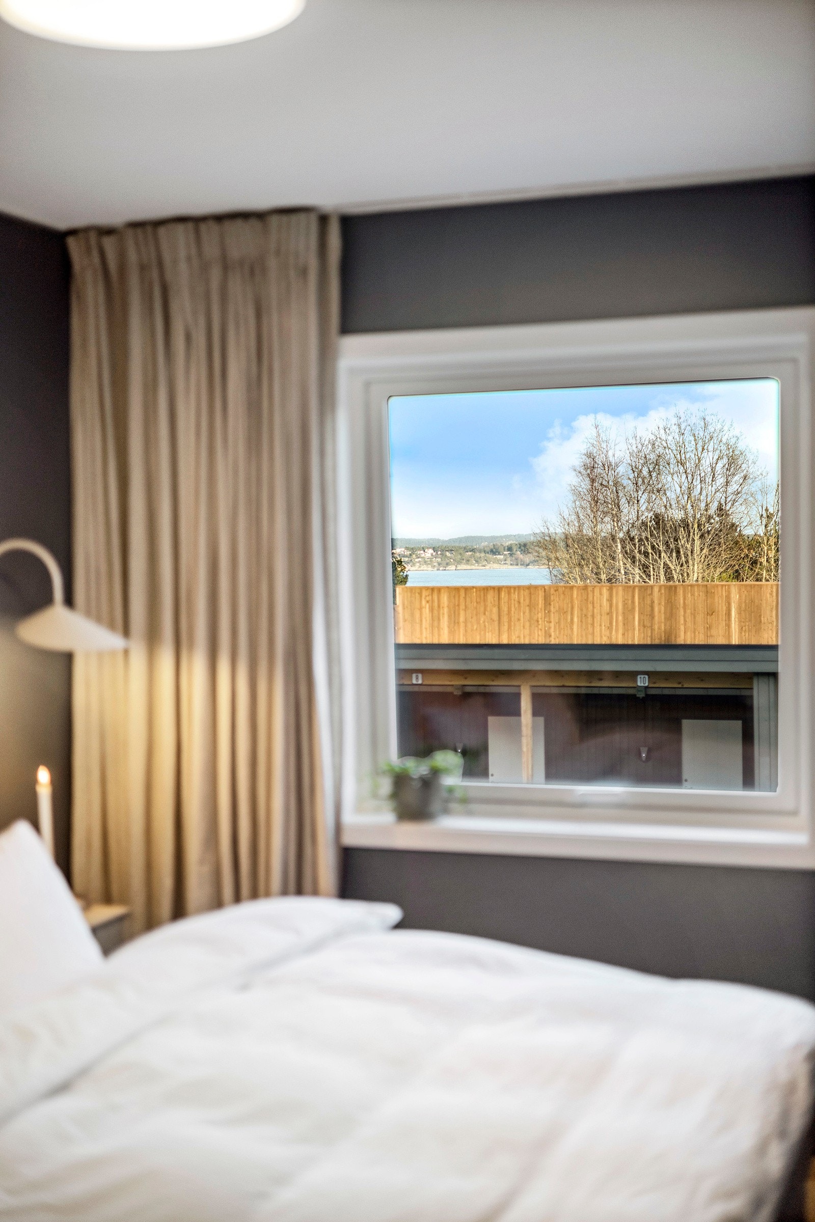 På hovedsoverommet våkner man til strålende utsikt, noe mot sjøen. Galleribilde