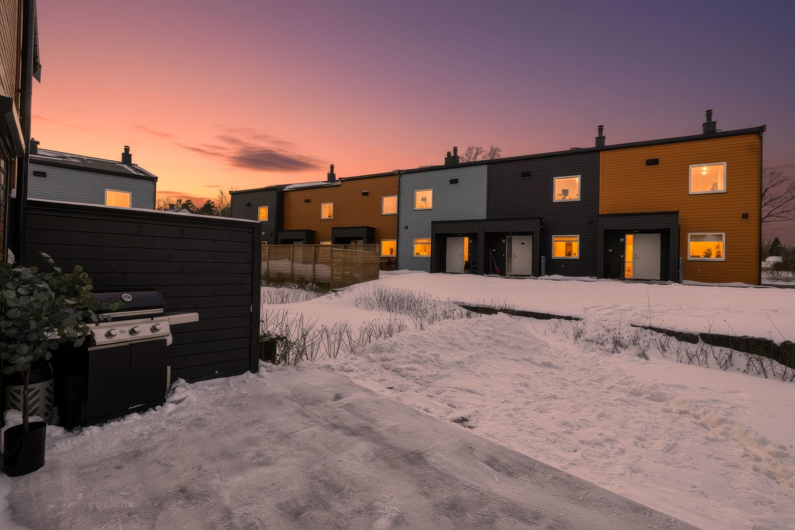 Mot naboene er det montert levegger, og terrassen innredes enkelt i ulike soner. Her har du en fin uteplass hele året! Galleribilde