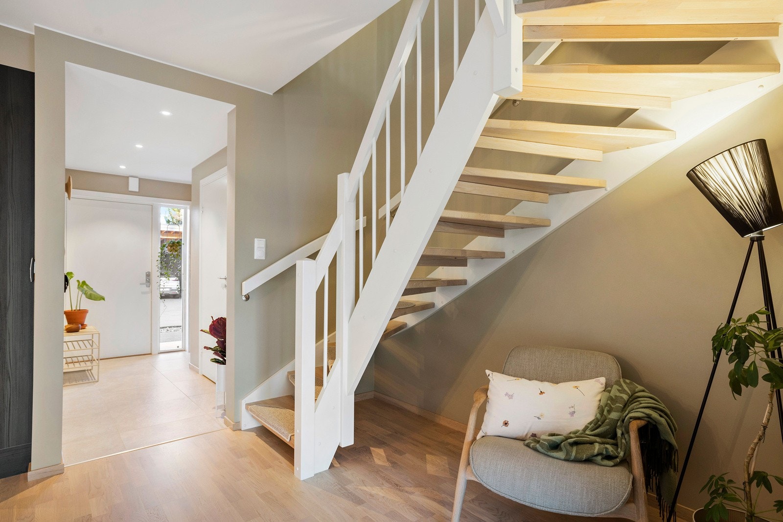 Boligen oppleves som lys og luftig, malt opp i tidsriktige farger. Her kan du flytte rett inn! Galleribilde